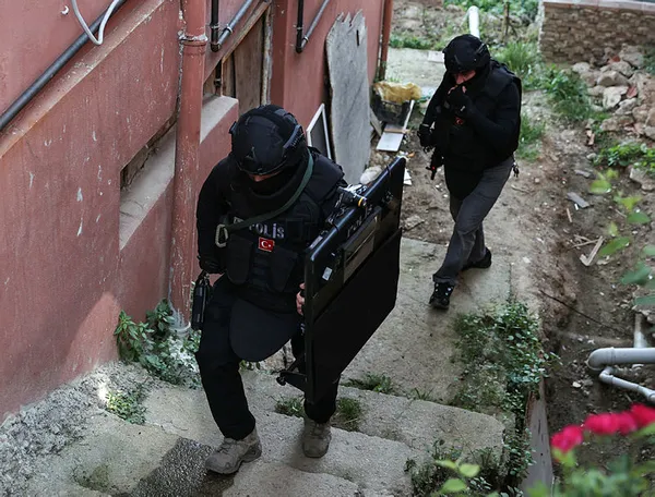 istanbulda-pkkya-yonelik-operasyon-4-kisi-tutuklandi-1623537778404.jpg İstanbul'da PKK'ya yönelik operasyon! 4 kişi tutuklandı - 1