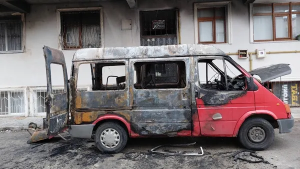 samsunda-korkutan-yangin-kundaklanan-minibusten-eser-kalmadi-1654494520460.jpg Samsun'da korkutan yangın! Kundaklanan minibüsten eser kalmadı - 4