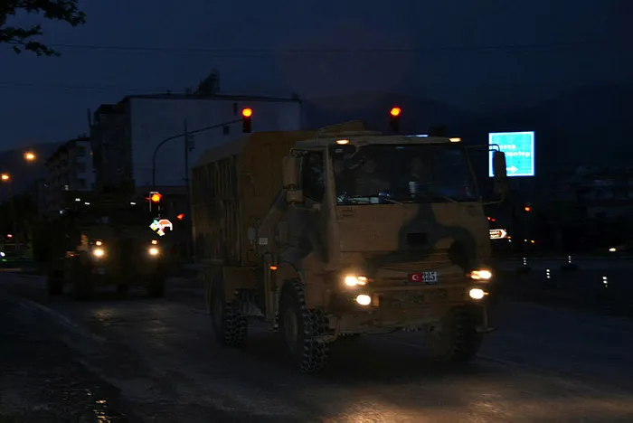 Suriye sınırına komando ve zırhlı araç sevkiyatı