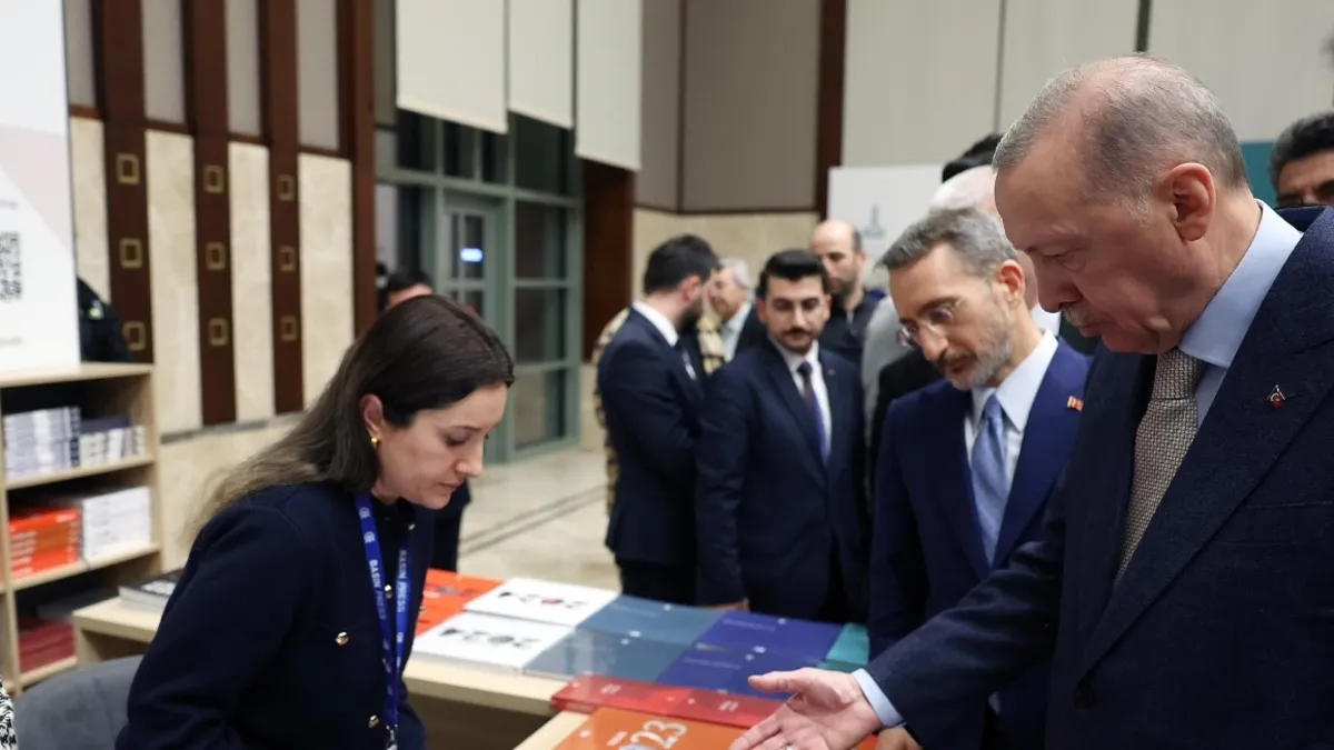 Başkan Erdoğan Külliye'de kitap fuarını gezdi