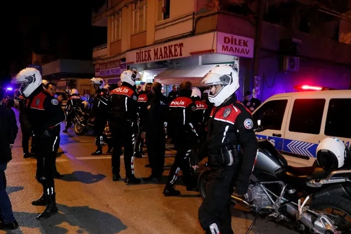 Son dakika: Adana’da polisi bıçaklayan şahıs yakalandı - 1
