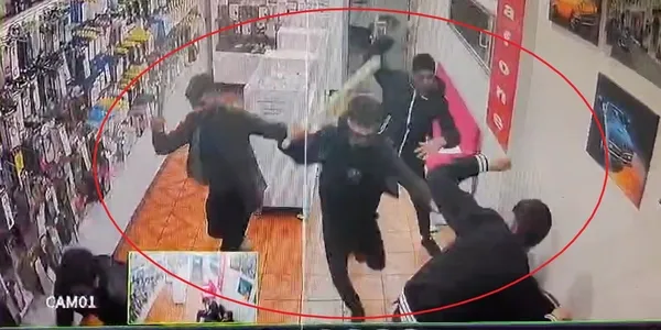 is-yerine-giren-5-kisiden-sopali-saldiri-saldiri-ani-guvenlik-kamerasina-yansidi-1712074598688.jpg İş yerine giren 5 kişiden sopalı saldırı! Saldırı anı güvenlik kamerasına yansıdı - 1