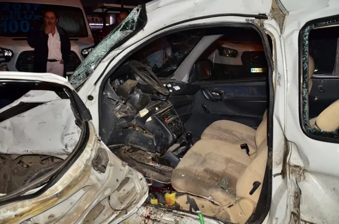 Ambulans hafif ticari aracı metrelerce sürükledi! Feci kaza kamerada - 4