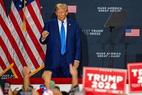 Trump kürsüde terör destekçisi Biden ile kafa buldu: Bu adam bunak!