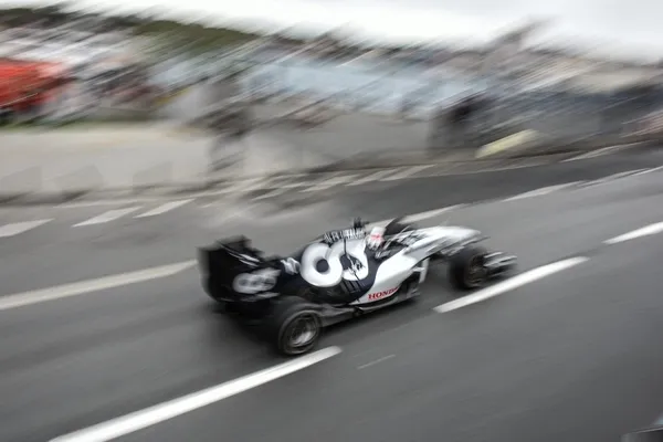 Formula 1 aracı Galata Köprüsü üzerinde iki tur attı