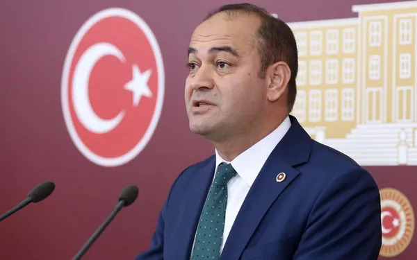 devlet-isleyisi-bilmeyen-chpli-ozgur-karabata-iletisim-baskanligindan-yanit-ibretlik-1668192780487.jpg Devlet işleyişi bilmeyen CHP'li Özgür Karabat'a İletişim Başkanlığından yanıt: İbretlik - 4