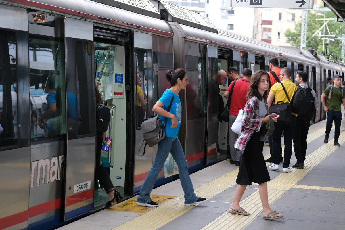 Gebze’den kalkan son gece treninin Halkalı’ya varışı 03.08 olacak. (AA)
