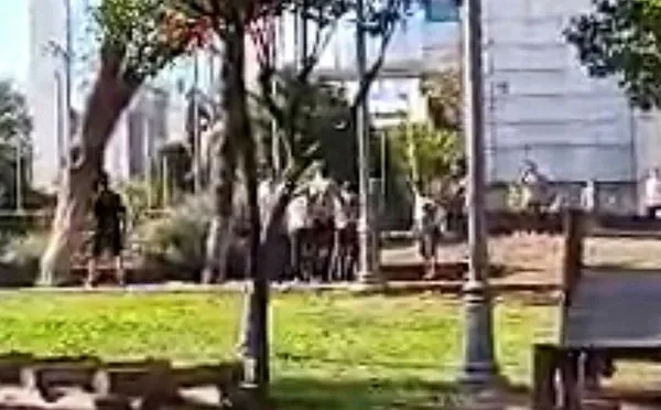 bayrampasada-parkta-bicakli-kavga-dehseti-her-sey-cocuklarin-gozu-onunde-oldu-1i-agir-7-yarali-1692777918357.jpeg Bayrampaşa'da parkta bıçaklı kavga dehşeti! Her şey çocukların gözü önünde oldu: 1'i ağır 7 yaralı - 2