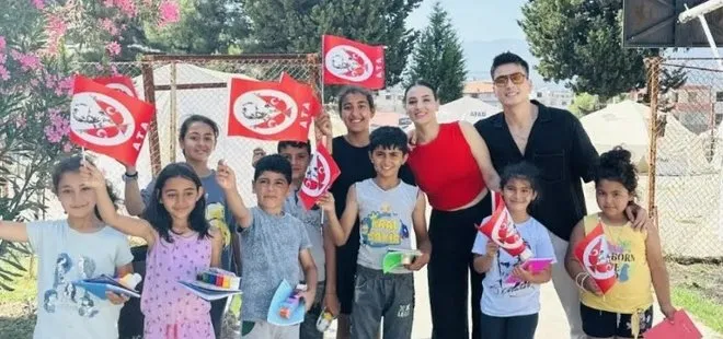 Atakan Özkaya ve Asena Girişken bayramda deprem bölgesinde! Çocuklarla bir araya geldiler