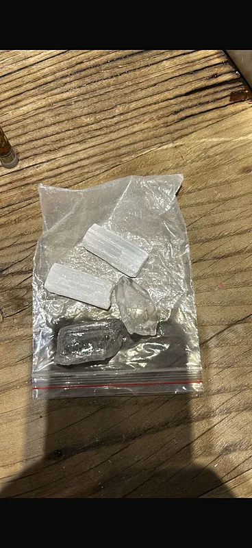 son-dakika-uyusturucu-operasyonu-buyuyor-ezgi-eyuboglu-dahil-8-kisi-gozaltinda-1766139720691.jpeg Bazı şüphelilerin evinde yapılan aramalarda ele geçirilenler / DHA