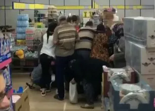 Markette 'ucuz kapak' izdihamı; koronavirüs tedbirleri hiçe sayıldı