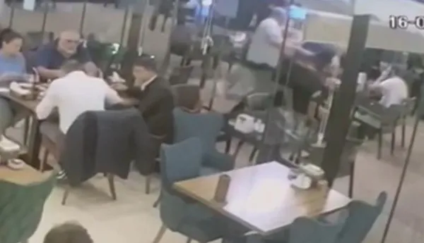 samsunda-muvekkiliyle-gorusen-avukata-4-kisi-saldirdi-o-anlar-kamerada-1652792794810.jpg Samsun’da müvekkiliyle görüşen avukata 4 kişi saldırdı! O anlar kamerada - 5