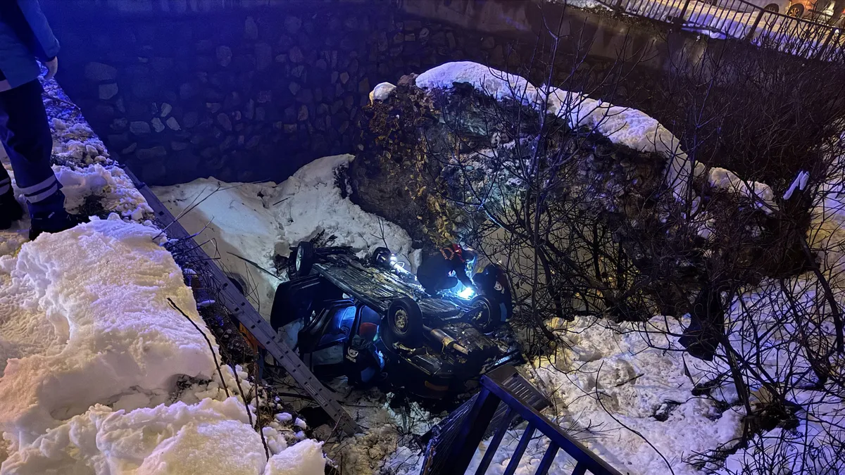 Kahramanmaraş'ta otomobil köprüden uçtu 1'i ağır 4 kişi yaralandı