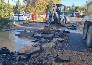 Bodrum bildiğiniz gibi! Aynı noktada yine isale hattı patladı: Yollar çöktü iş yerlerini su bastı