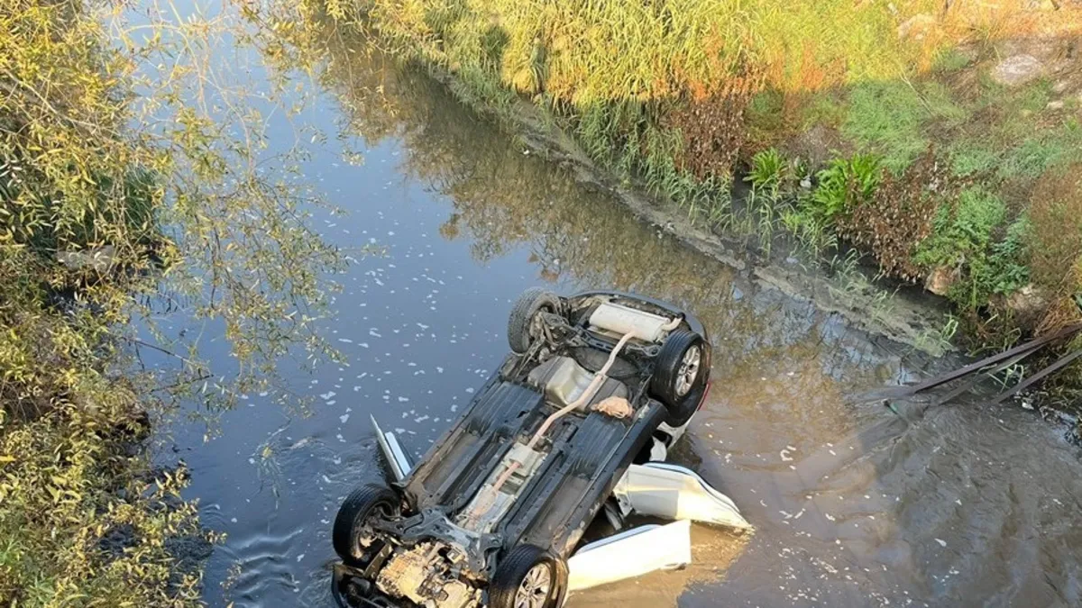 Amasya'da devrilen araçta korku dolu anlar! 1'i çocuk 2 kişi kurtarıldı