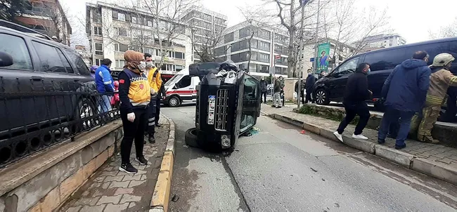 istanbulda-kontrolden-cikip-devrilen-luks-cipin-surucusu-soka-girdi-uzun-sure-agladi-1616070464873.jpg İstanbul’da kontrolden çıkıp devrilen lüks cipin sürücüsü şoka girdi uzun süre ağladı - 1