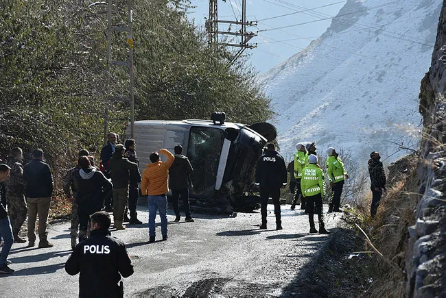 Son dakika: Hakkari'de minibüsün devrilmesi sonucu 3 polis yaralandı - 1
