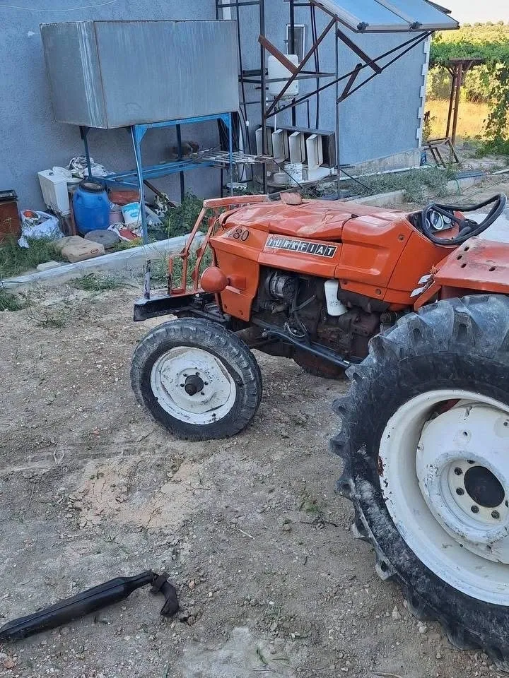 altinozunde-traktor-devrildi-3-kisi-yaralandi-1790055819629.jpg Hatay Altınözü’nde traktör dehşeti: Devrilen traktörün altında kalan 3 kişi yaralandı - 1