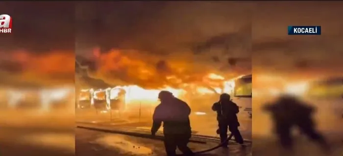 kocaelide-korkutan-yangin-15-otobus-alev-alev-1714862688467.jpg