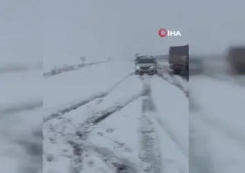 Kars'ta onlarca araç karda mahsur kaldı