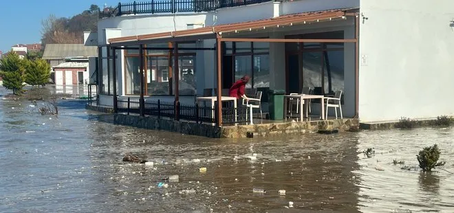 Karadeniz’de fırtınanın hızı 102 kilometreyi buldu! Kastamonu’da 5 ilçe sular altında kaldı