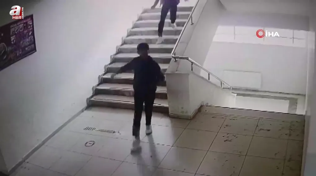 Malatya'da okuldaki deprem paniği kamerada
