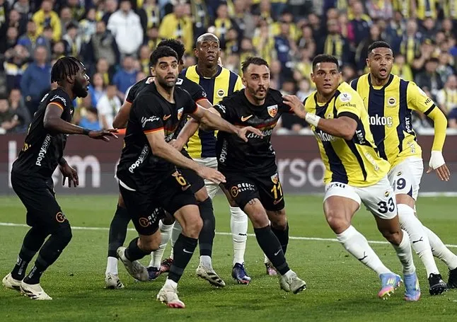 Fenerbahçe Kadıköy’de uzatmalarda yıkıldı!