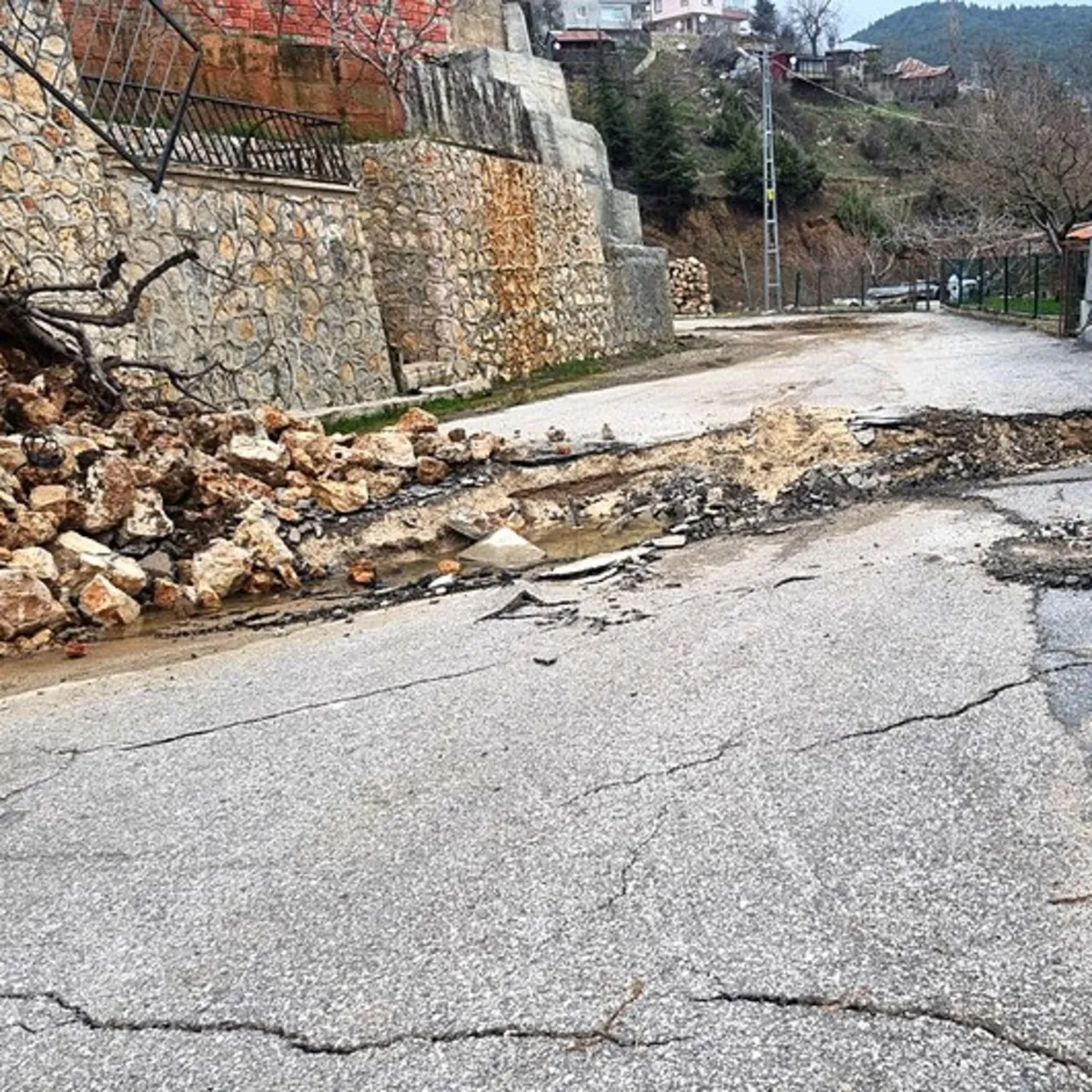 Mersin'de heyelan! Bazı evler zarar gördü
