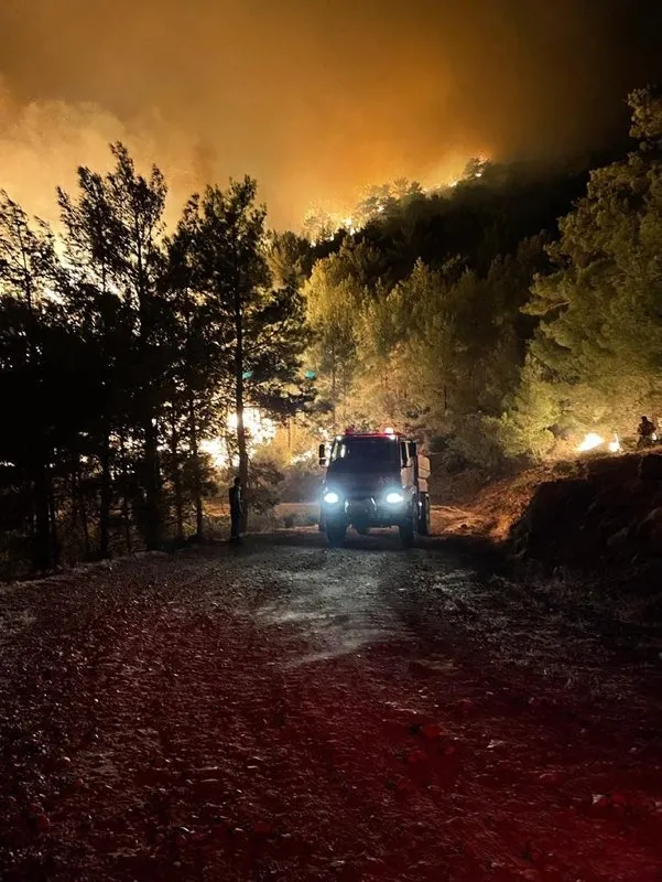 Mersin’deki orman yangınında 2. gün | Alev kapanları ciğerlerimizi yaktı! Devlet tüm gücüyle bölgede! İşte son durum