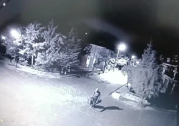 Böylesi görülmedi! Gece uyuduğu evlerden sabah hırsızlık yaparak ayrıldı