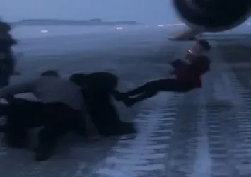 Uçakta şok anlar! Hostes gerçekten uçtu...