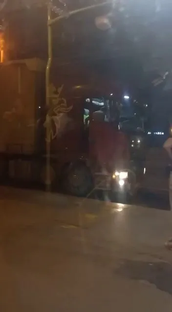 istanbulda-saskina-ceviren-goruntuler-metrobus-beklerken-tir-geldi-1656678466649.jpg İstanbul’da şaşkına çeviren görüntüler! Metrobüs beklerken tır geldi - 1