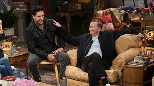 1698567431501.jpeg Matthew Perry kimdir, neden öldü? Friends dizisinin Chandler Bing'i kaç yaşındaydı? Rol aldığı dizi ve filmler... - 2
