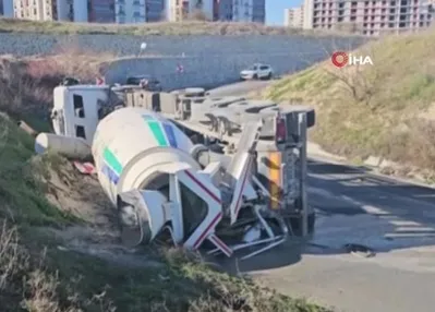 Virajı alamayan beton mikseri yan yattı