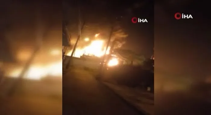 Son dakika: Meksika’da Pemex’e ait petrol rafinerisi alevlere teslim - 3