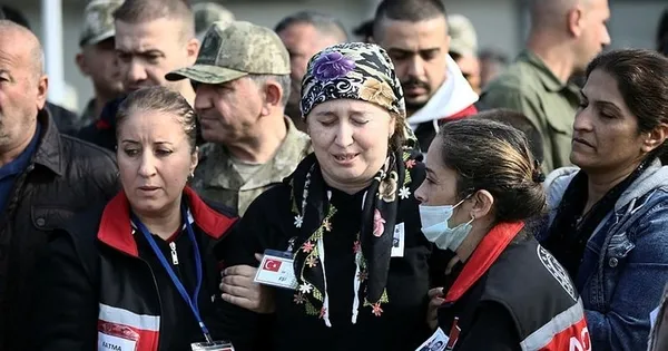 pence-kilit-sehidi-binbasi-mehmet-dumanin-esinin-sozleri-yurek-yakti-boyle-mi-gorecektim-seni-1670330855389.jpg Pençe Kilit şehidi Binbaşı Mehmet Duman’ın eşinin sözleri yürek yaktı! “Böyle mi görecektim seni?” - 1