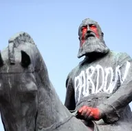 George Floyd ölümü ile Batıdaki zulme isyan! Brükselde Kral 2. Leopoldun bir heykeli daha tahrip edildi