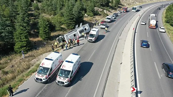 1719049118004.jpeg Kazadan sadece dakikalar önce... Kütahya'da yolcu otobüsü devrildi polisin uyarısı faciayı önledi | O polis memuru A Haber'de - 4