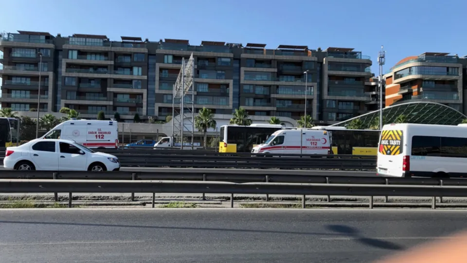 Son dakika: Küçükçekmece'de metrobüsler çarpıştı!