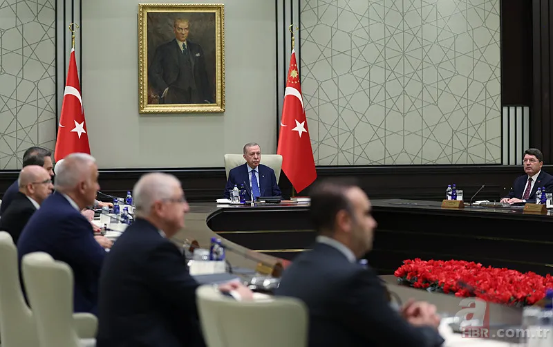 Kırmızı Kitap nedir, ne anlama geliyor? Devletin gizli anayasası Kırmızı Kitap hakkında merak edilenler... 4