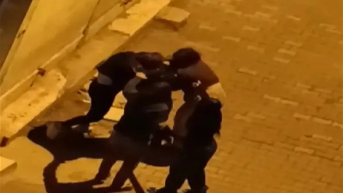 Sokakta kavga eden 2 kızı, mahalleli güçlükle ayırdı