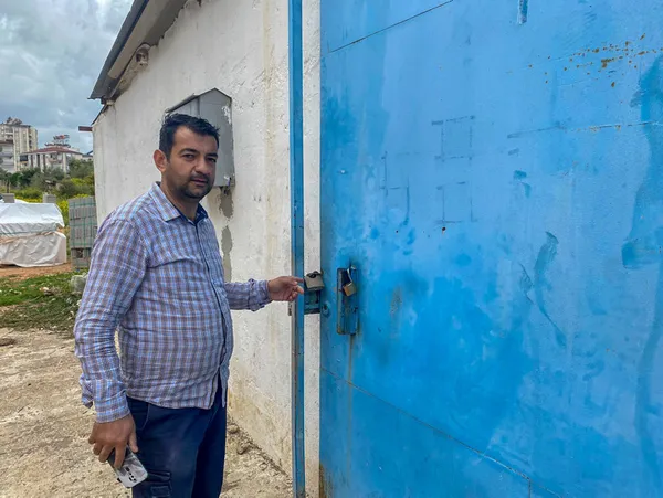 1682930517509.jpg Kiracı ile anlaşamayınca duvarı deldi! Kazma kürekle saldırdı kapıya asma kilit vurdu - 4