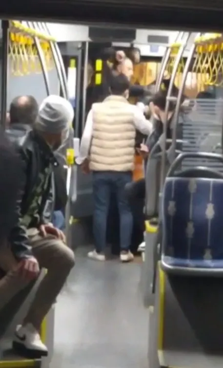 iett-soforu-yolcuyu-tartakladi-o-anlar-kamerada-1636101765280.jpg İETT şoförü yolcuyu tartakladı! O anlar kamerada - 1