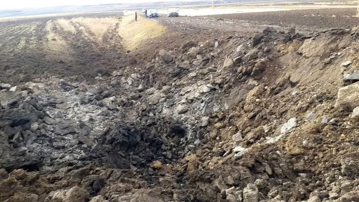 PKK, çamura saplanan bomba yüklü minibüsü patlattı