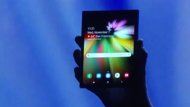 Samsung katlanan telefon bombasını patlattı