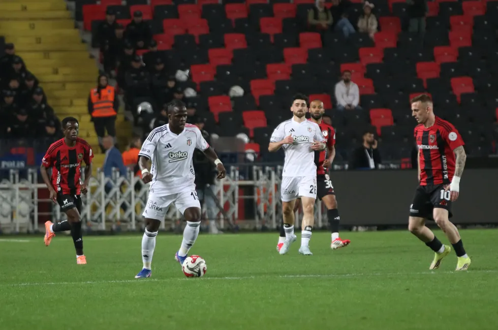 kartal-deplasmanda-hata-yapmadi-besiktas-gaziantep-engelini-2-golle-gecti-1777663155074.jpg Fotoğraf (AA)