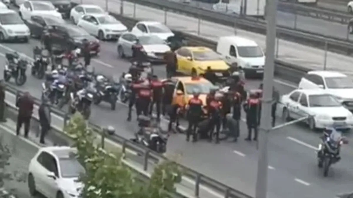 Motosikletli polis ekibi taksiye çarptı: 2 polis yaralı