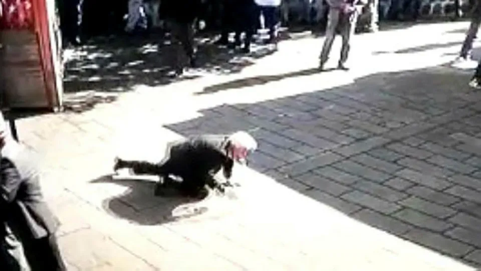 Cenaze namazında dehşet anları