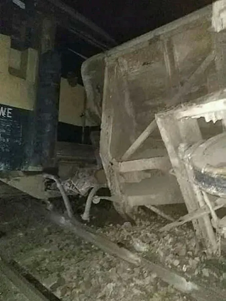 Bangladeş'te yolcu treni nehre düştü - 2