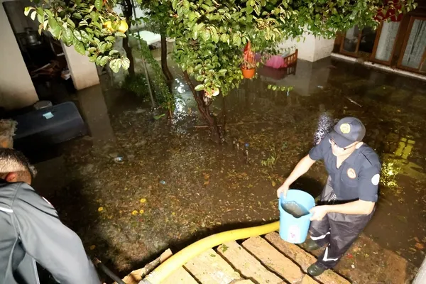 Muğla'da hayatı felç eden dolu! Rögarlar patladı evleri su bastı - 1